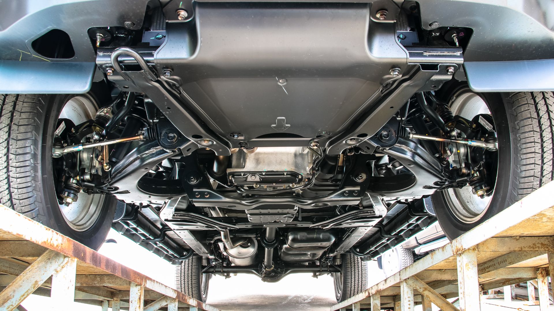 the rear end of a motorcycle is shown.